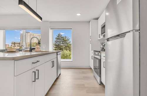University Circle Apartment | Bright & Airy 2BR | Cleveland Clinic
