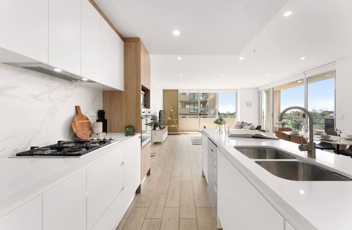 Parramatta CBD Apartment | Bright & Airy 2BR Steps to Station & Westfield