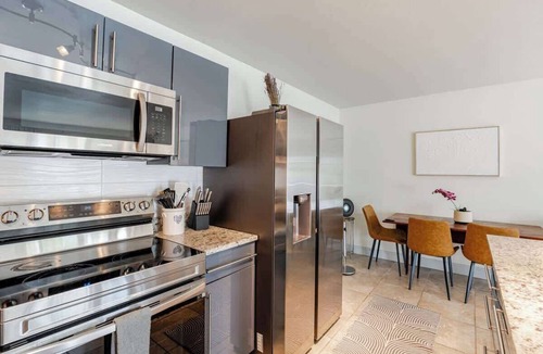Southside Apartment | Bright & Airy 2BR in West Palm–Near Beach & Shops