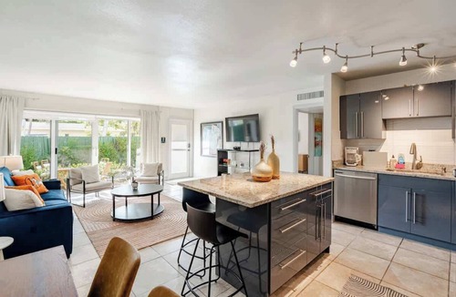 Southside Apartment | Bright & Airy 2BR in West Palm–Near Beach & Shops