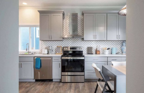 Minor House | Bright & Airy 4b3b Upper unit @ Capital Hill