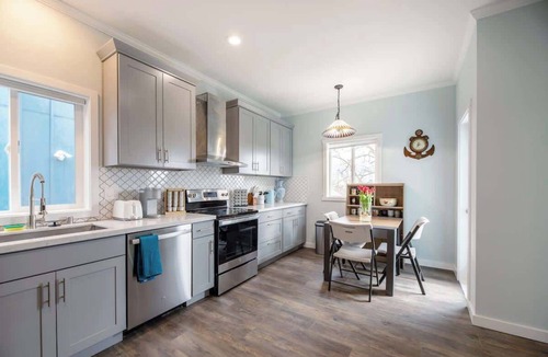 Minor House | Bright & Airy 4b3b Upper unit @ Capital Hill