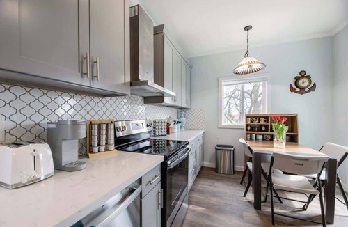 Minor House | Bright & Airy 4b3b Upper unit @ Capital Hill