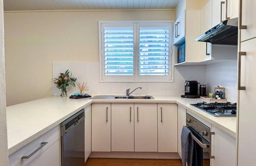 North Adelaide Apartment | Bright & Airy Adelaide Retreat with Courtyard