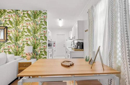 Flamingo Parks Apartment | Bright & Airy Apartment on Flamingo Dr