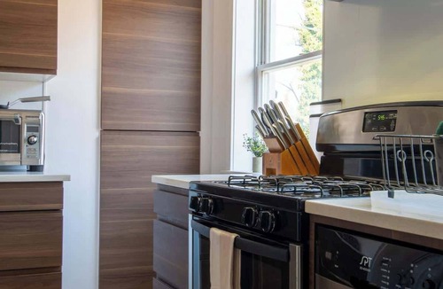 Wilmington House | Bright & Airy Apartment w Massive Master Suite