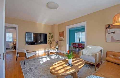 Wilmington House | Bright & Airy Apartment w Massive Master Suite