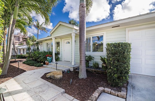 Juno Beach House | Bright & Airy Luxury Cottage on Juno Beach