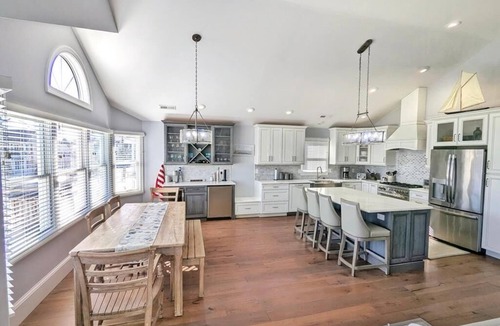 South End House | Bright & Airy Southend 4BR Condo Sleeps 10 Rooftop Deck