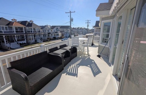 South End House | Bright & Airy Southend 4BR Condo Sleeps 10 Rooftop Deck