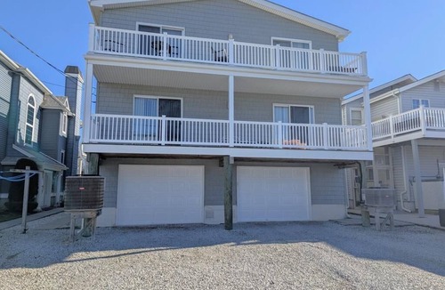 South End House | Bright & Airy Southend 4BR Condo Sleeps 10 Rooftop Deck