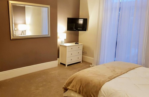 Portsmouth Bed & Breakfast | Bright, airy & spacious room. Centrally located