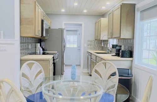 Crescent Beach Apartment | Bright & airy 2BR, 2BA beach retreat A
