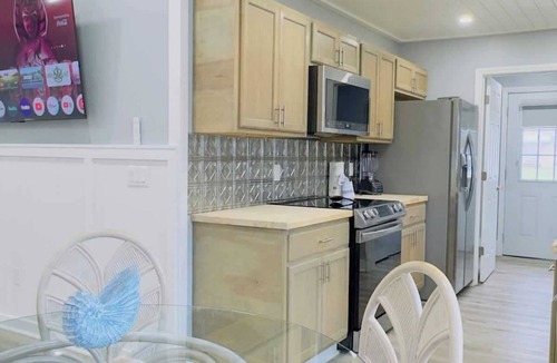 Crescent Beach Apartment | Bright & airy 2BR, 2BA beach retreat A