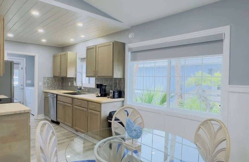 Crescent Beach Apartment | Bright & airy 2BR, 2BA beach retreat A