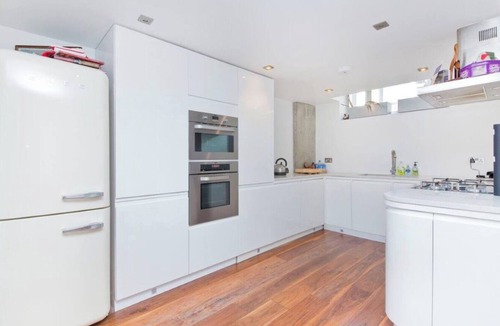 Haggerston Apartment | Bright and Airy 2BD Flat in Haggerston