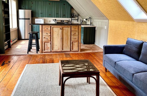 Yarmouth Apartment | Bright and airy 2nd floor apartment