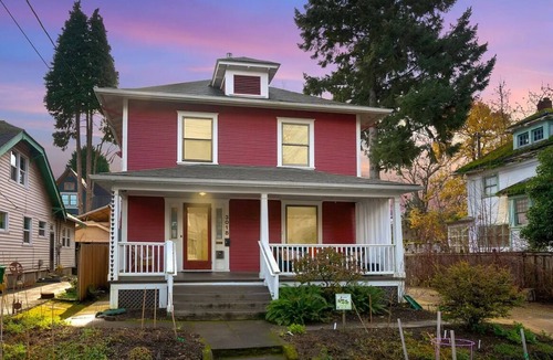 Kerns House | Bright and Airy 3 bed 1.5 bath Pet Friendly Mid Term Rental in Kerns Laurelhurst
