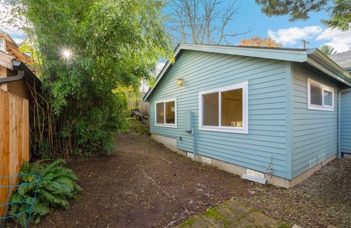 Kerns House | Bright and Airy 3 bed 1.5 bath Pet Friendly Mid Term Rental in Kerns Laurelhurst