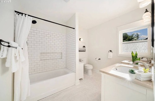 Kerns House | Bright and Airy 3 bed 1.5 bath Pet Friendly Mid Term Rental in Kerns Laurelhurst