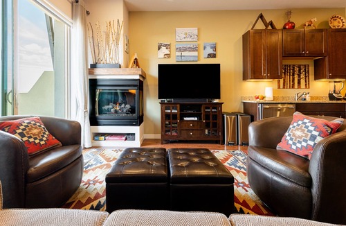 Kimball Junction Condo | Bright and Airy Mountain Townhome. Walk to Shops, Dining, Trails + Hot Tub