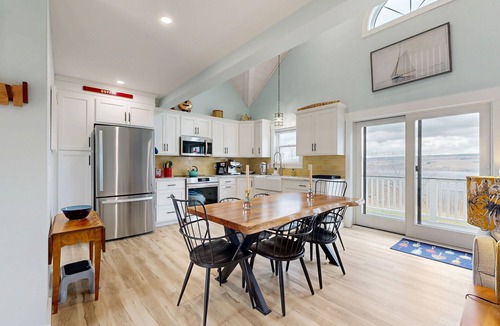 Valois House | Bright and beautiful lake view home w/deck, grill & games room