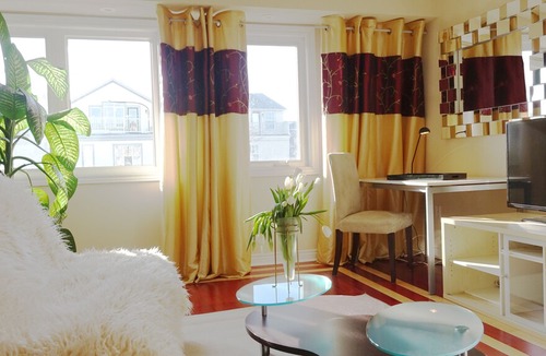 The Beaches Apartment | Bright and Beautiful One Bedroom Apartment Across The Beach