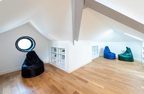 Uxbridge North Apartment | Bright and Big Apartment (BRC)