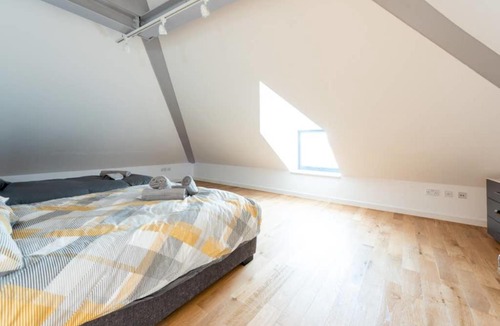 Uxbridge North Apartment | Bright and Big Apartment (BRC)