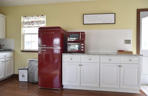 Reedville Cottage | Bright and Cheery Cottage with Endless Water Views