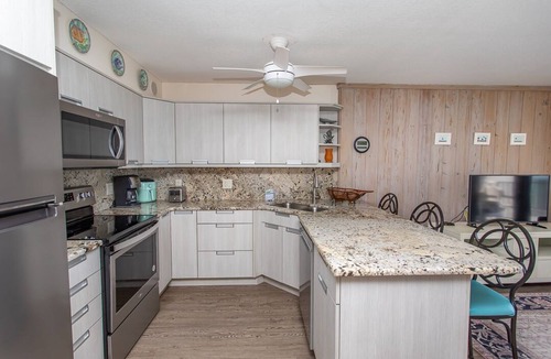 Garden City Condo | BRIGHT AND CHEERY TWO BEDROOM OCEAN FRONT CONDO STEPS AWAY FROM THE OCEAN!