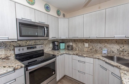 Garden City Condo | BRIGHT AND CHEERY TWO BEDROOM OCEAN FRONT CONDO STEPS AWAY FROM THE OCEAN!