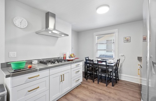 Wallingford Apartment | Bright and comfortable 2BD w/AC Near UW dedicated FREE Parking