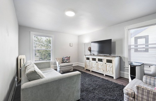 Wallingford Apartment | Bright and comfortable 2BD w/AC Near UW dedicated FREE Parking
