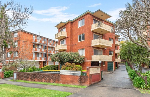 Ryde Apartment | Bright and convenient apartment, close to shops