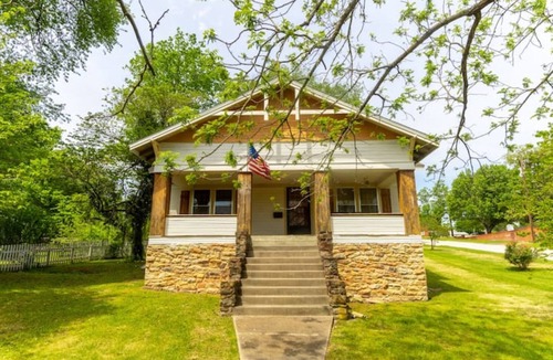 Harrison Cottage | Bright and Cozy 2 Bedroom Cottage w/Amenities