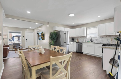 Hilltop House | Bright and Cozy 3BR Retreat Near Downtown Columbus