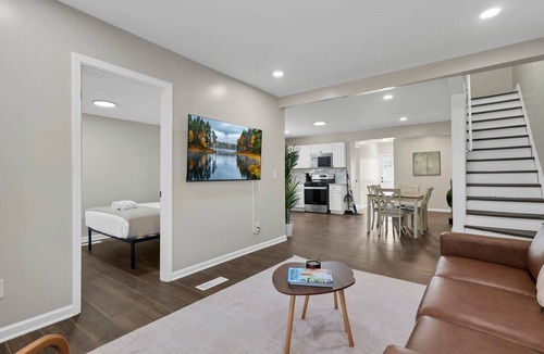 Hilltop House | Bright and Cozy 3BR Retreat Near Downtown Columbus
