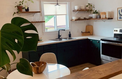 Dauphin House | Bright and Cozy Bungalow in Dauphin