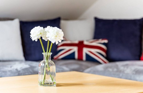 Ferndale Apartment | Bright and Cozy Clapham Nest