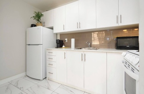 Cabbagetown Apartment | Bright and cozy entire 1 bedroom apartment nQueen Size Bed in downtown Toronto