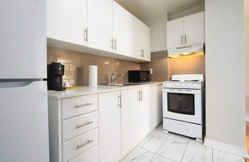 Cabbagetown Apartment | Bright and cozy entire 1 bedroom apartment nQueen Size Bed in downtown Toronto