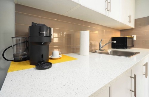 Cabbagetown Apartment | Bright and cozy entire 1 bedroom apartment nQueen Size Bed in downtown Toronto