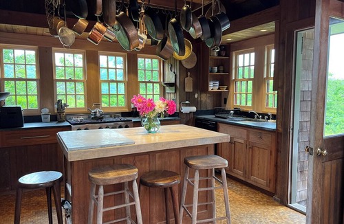 Chilmark Cottage | Bright and cozy menemsha cottage