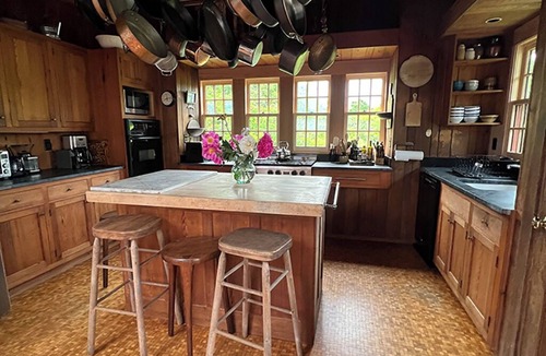 Chilmark Cottage | Bright and cozy menemsha cottage