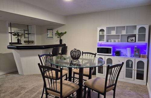 Regina House | Bright and cozy private suite near airport