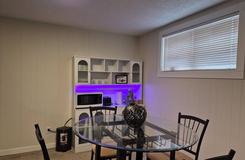 Regina House | Bright and cozy private suite near airport