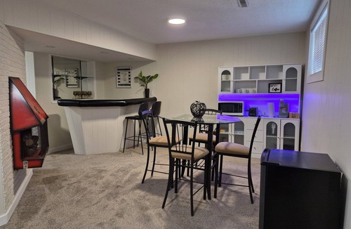 Regina House | Bright and cozy private suite near airport