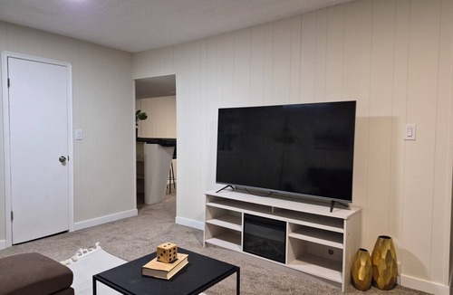 Regina House | Bright and cozy private suite near airport