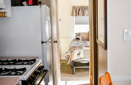 Farmington Cabin | Bright and Cozy Tiny Home Cabin